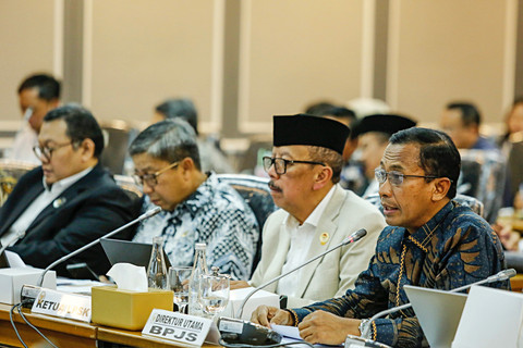Direktur Utama BPJS Kesehatan Prihati Pujowaskito (kanan) bersama Ketua LPSK Achmadi (kedua kanan) menyampaikan paparan saat RDP dengan Komisi XIII DPR di Kompleks Parlemen, Senayan, Jakarta, Kamis (2/4/2026). Foto: Asprilla Dwi Adha/ANTARA FOTO