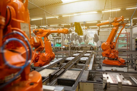Ilustrasi penggunaan lengan robotik otomatis pada lini produksi industri manufaktur modern. (unsplash.com/@simon_kadula)