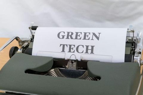 Ilustrasi konsep teknologi ramah lingkungan atau green tech yang diketik menggunakan mesin tik klasik. (unsplash.com/@marcus_spiske)