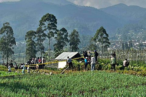 Petugas kepolisian saat melakukan olah TKP warga yang gantung diri di sebuah saung di Kampung Arca, RT01/RW 27, Desa Alamendah, Kecamatan Rancabali, Kabupaten Bandung, pada Kamis (2/4/2026). Foto: Dok. Polsek Ciwidey