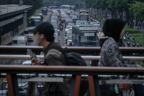 Pegawai kantor sekitar Jalan Jenderal Sudirman saat jam pulang kerja, Kamis (2/4/2026). Foto: Jamal Ramadhan/kumparan