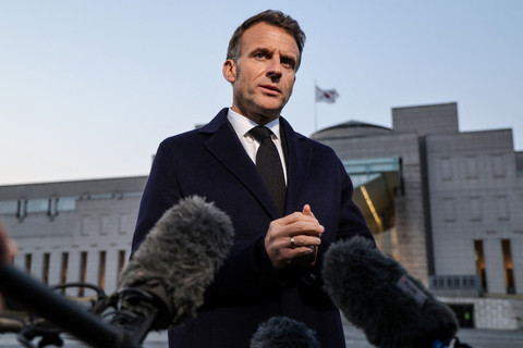 Presiden Prancis Emmanuel Macron berbicara kepada pers saat kunjungan ke Monumen Perang Korea di Seoul, Korea Selatan, Kamis (2/4/2026). Foto: Ludovic MARIN / POOL / AFP