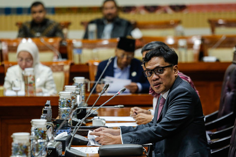 Ketua Komisi III DPR Habiburokhman memimpin rapat dengar pendapat umum (RDPU) dengan Kajati Sumut, Kajari Kabupaten Karo, JPU, dan Amsal Christiy Sitepu di Kompleks Parlemen, Senayan, Jakarta, Kamis (2/4/2026). Foto: Asprilla Dwi Adha/ANTARA FOTO