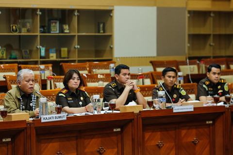Harli Siregar bersama Danke Rajagukguk, Reinhard Harve, Juniadi, dan Wira menyampaikan pendapat serta pandangan hukum dalam rapat dengar pendapat umum (RDPU) bersama Komisi III DPR di Kompleks Parlemen, Senayan, Jakarta, Kamis (2/4/2026). Foto: Asprilla Dwi Adha/ANTARA FOTO