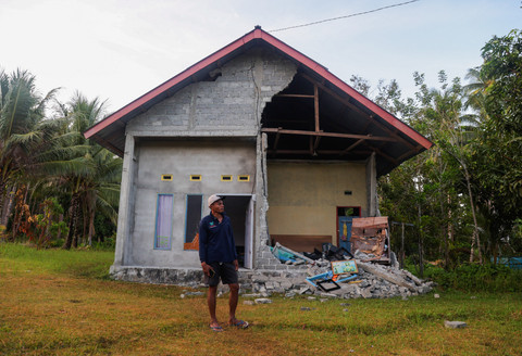 Seorang warga berdiri di depan rumahnya yang rusak pascagempa di Kelurahan Mayau, Kecamatan Pulau Batang Dua, Ternate, Maluku Utara, Jumat (3/4/2026).  Foto: Andri Saputra/ANTARA FOTO