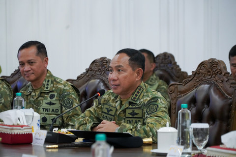 Agus Subiyanto menerima Courtesy Call dari Malek Razak Bin Sulaiman dalam rangka mempererat kemitraan strategis dan diplomasi militer antara Indonesia dan Malaysia di Subden Merdeka Barat, Jakarta Pusat, Kamis (2/4/2026). Foto: Dok. Puspen TNI