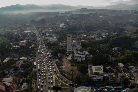 Foto udara kepadatan kendaraan saat pemberlakuan sistem satu arah di Gadog, Ciawi, Kabupaten Bogor, Jawa Barat, Jumat (3/4/2026). Foto: Yulius Satria Wijaya/ANTARA FOTO