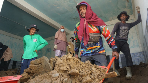 Sejumlah warga gotong royong mempercepat pemulihan lingkungan pascabencana di Dusun Pante Geulima, Desa Meunasah Lhok, Kecamatan Mereudu, Kabupaten Pidie Jaya, Kamis (2/4/2026). Foto: Dok. Istimewa