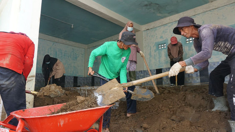 Sejumlah warga gotong royong mempercepat pemulihan lingkungan pascabencana di Dusun Pante Geulima, Desa Meunasah Lhok, Kecamatan Mereudu, Kabupaten Pidie Jaya, Kamis (2/4/2026). Foto: Dok. Istimewa
