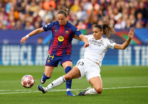 Ewa Pajor dari Barcelona beraksi melawan Maelle Lakrar dari Real Madrid pada pertandingan perempat final leg kedua Liga Champions Wanita UEFA antara Barcelona vs Real Madrid di Spotify Camp Nou, Barcelona, Spanyol, Kamis (2/4/2026). Foto: Albert Gea/REUTERS
