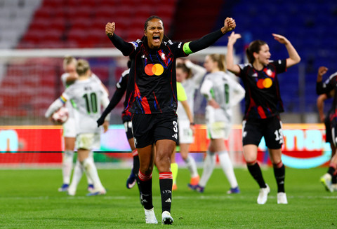 Wendie Renard dari OL Lyonnes merayakan gol kedua mereka yang dicetak oleh Melchie Dumornay dari OL Lyonnes pada pertandingan Liga Champions Wanita UEFA antara OL Lyonnes vs VfL Wolfsburg di Stadion Groupama, Lyon, Prancis, Kamis (2/4/2026). Foto: Manon Cruz/REUTERS