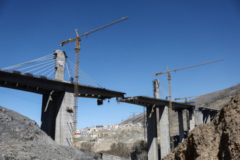 Jembatan B1 rusak akibat serangan, seiring berlanjutnya konflik AS-Israel dengan Iran, di Karaj, Iran, Jumat (3/4/2026). Foto: Majid Asgaripour/WANA via Reuters
