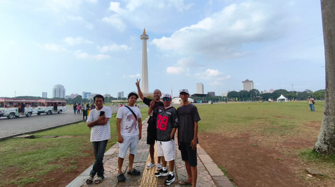 Warga asal Bengkulu yang sedang berlibur di kawasan Monas, Jakarta Pusat, Jumat (3/4/2026). Foto: Zamachsyari/kumparan