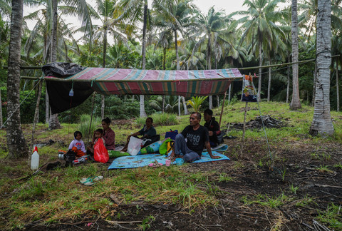 Sejumlah warga terdampak gempa bumi berlindung di tenda yang mereka dirikan di dataran tinggi Kelurahan Mayau, Kecamatan Pulau Batang Dua, Ternate, Maluku Utara, Jumat (3/4/2026). Foto: Andri Saputra/ANTARA FOTO