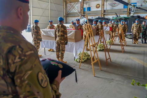 Suasana upacara pelepasan dan penghormatan tiga jenazah personel penjaga perdamaian Indonesia yang tergabung dalam misi United Nations Interim Force in Lebanon (UNIFIL) di Hanggar Lebanese Air Force, Beirut Lebanon, Kamis (2/4/2026). Foto: Dok. Bakom RI