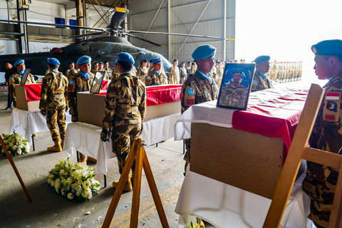 Suasana upacara pelepasan dan penghormatan tiga jenazah personel penjaga perdamaian Indonesia yang tergabung dalam misi United Nations Interim Force in Lebanon (UNIFIL) di Hanggar Lebanese Air Force, Beirut Lebanon, Kamis (2/4/2026). Foto: Dok. Bakom RI