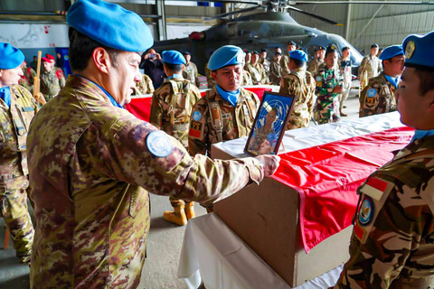 FC/Head of Mission UNIFIL Mayor Jenderal Diodato Abagnara (kiri) meletakkan foto prajurit TNI yang gugur saat upacara pelepasan dan penghormatan tiga jenazah UNIFIL di Hanggar Lebanese Air Force, Beirut Lebanon, Kamis (2/4/2026). Foto: Dok. Bakom RI