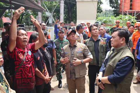 Kepala BNPB Letjen TNI Suharyanto (topi hitam rompi cokelat) didampingi jajaran pemerintah provinsi Sulawesi Utara, tiba di Gedung Koni yang terdampak gempabumi M 7,6 di Kota Manado, Sulawesi Utara, Jumat (3/4/2026). Foto: Dok. BNPB