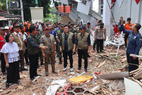 Kepala BNPB Letjen TNI Suharyanto (topi hitam rompi cokelat) didampingi jajaran pemerintah provinsi Sulawesi Utara, tiba di Gedung Koni yang terdampak gempabumi M 7,6 di Kota Manado, Sulawesi Utara, Jumat (3/4/2026). Foto: Dok. BNPB