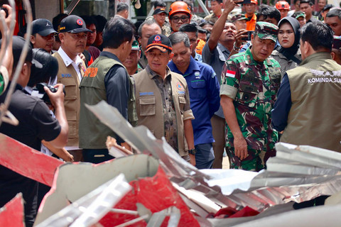 Kepala BNPB Letjen TNI Suharyanto (topi hitam rompi cokelat) didampingi jajaran pemerintah provinsi Sulawesi Utara, tiba di Gedung Koni yang terdampak gempabumi M 7,6 di Kota Manado, Sulawesi Utara, Jumat (3/4/2026). Foto: Dok. BNPB