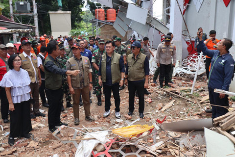 Kepala BNPB Letjen TNI Suharyanto (topi hitam rompi cokelat) didampingi jajaran pemerintah provinsi Sulawesi Utara, tiba di Gedung Koni yang terdampak gempabumi M 7,6 di Kota Manado, Sulawesi Utara, Jumat (3/4/2026). Foto: Dok. BNPB