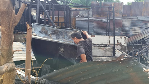 Puing-puing sisa kebakaran rumah di Medan, Jumat (3/4/2026). Foto: Amar Marpaung/kumparan