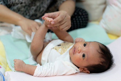 Ilustrasi bayi ganti popok . Foto: Asada Nami/Shutterstock