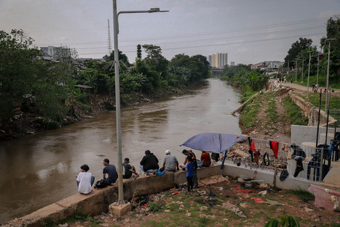 Sejumlah warga memancing di sungai Ciliwung di Rawajati, Jakarta Selatan, Jumat (3/4/2026). Foto: Jamal Ramadhan/kumparan