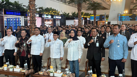 Menko PM Muhaimin Iskandar (Cak Imin) saat meresmikan keberangkatan 200 PMI ke Jepang di Bandara Soekarno-Hatta, Jumat (3/4/2026). Foto: Ryan Iqbal/kumparan