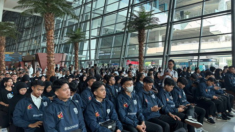 Para PMI yang akan diberangkatkan ke Jepang dalam program SMK Go Global di Bandara Soekarno-Hatta, Jumat (3/4/2025). Foto: Ryan Iqbal/kumparan