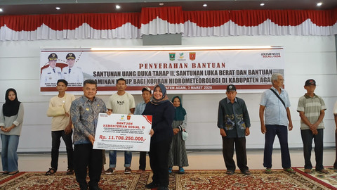 Menteri Sosial Saifullah Yusuf (Gus Ipul) saat memimpin rapat koordinasi penyaluran bantuan untuk koban bencana di Kabupaten Agam, Bireuen dan Pidie Jaya di Kantor Kemensos, Jumat (3/4/2026). Foto: Biro Humas Kemensos / Faqih Barelvi