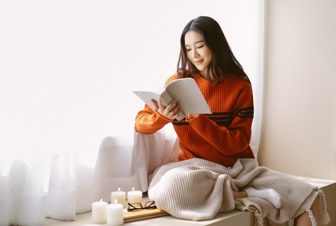 Ilustrasi perempuan membaca buku. Foto: zEdward_Indy/Shutterstock