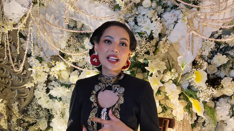Erika Carlina saat gelar tedak siten anakya, Enduw, Jumat (3/4/2026). Foto: Dok. Istimewa