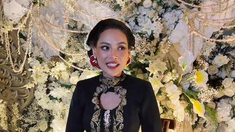 Erika Carlina saat gelar tedak siten anaknya, Enduw. Foto: Dok. Istimewa