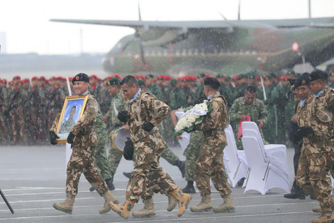 Gladi penyambutan kedatangan tiga jenazah prajurit TNI yang gugur di Lebanon di landasan pesawat Bandara Soekarno Hatta, Tangerang, Sabtu (4/4/2026). Foto: Jamal Ramadhan/kumparan