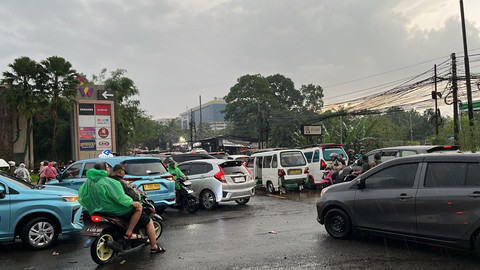 Banjir di Paradise Serpong City dan sekitarnya, Sabtu (4/4/2026). Foto: Reza Aditya/kumparan