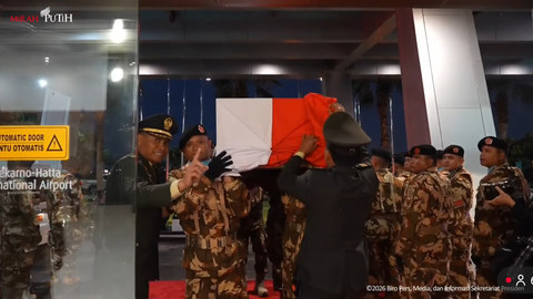 Tiga jenazah prajurit Satgas UNIFIL RI tiba di persemayaman, Sabtu (4/4/2026). Foto: YouTube/ Sekretariat Presiden