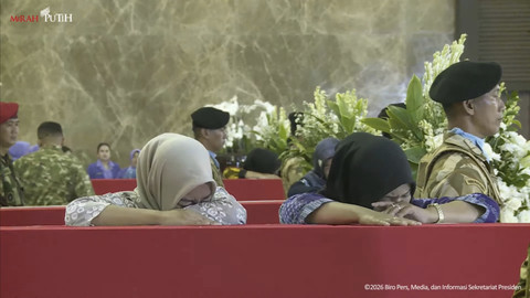 Tangis keluarga pecah di persemayaman tiga prajurit Satgas UNIFIL RI yang gugur di Lebanon, Sabtu (4/4/2026). Foto: YouTube/ Sekretariat Presiden