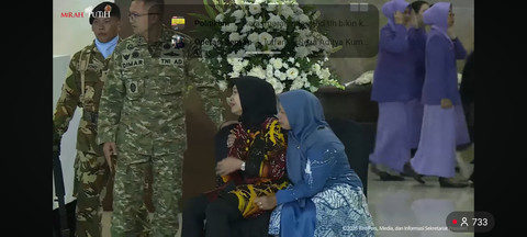 Tangis keluarga pecah di persemayaman tiga prajurit Satgas UNIFIL RI yang gugur di Lebanon, Sabtu (4/4/2026). Foto: YouTube/ Sekretariat Presiden