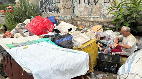 Tumpukan barang bengkas yang dikumpulkan pemulung di area lahan kosong di Pasar Minggu, Jakarta Selatan, Jumat (4/4/2026).  Foto: Ryan Iqbal/kumparan