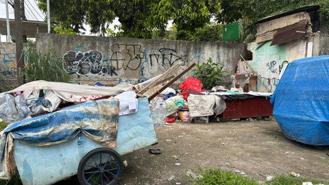 Tumpukan barang bengkas yang dikumpulkan pemulung di area lahan kosong di Pasar Minggu, Jakarta Selatan, Jumat (4/4/2026).  Foto: Ryan Iqbal/kumparan