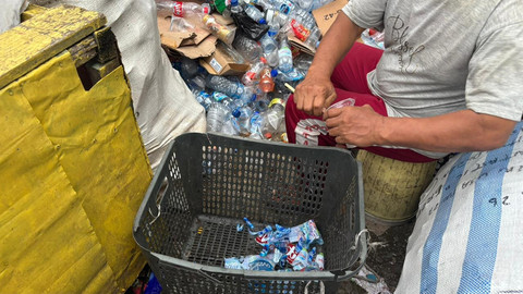 Para pemulung ketika merapihkan barang bekas di Pasar Minggu, Jakarta Selatan, Jumat (4/4/2026). Foto: Ryan Iqbal/kumparan