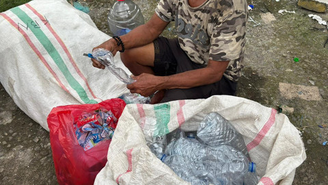 Para pemulung ketika merapihkan barang bekas di Pasar Minggu, Jakarta Selatan, Jumat (4/4/2026). Foto: Ryan Iqbal/kumparan