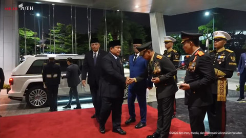 Presiden Prabowo Subianto tiba di VIP Lounge Terminal 3 Bandara Soetta, lokasi persemayaman tiga prajurit Satgas UNIFIL yang tewas di Lebanon Selatan, Sabtu (4/4/2026). Foto: YouTube/ Sekretariat Presiden