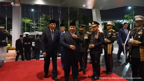 Presiden Prabowo Subianto tiba di VIP Lounge Terminal 3 Bandara Soetta, lokasi persemayaman tiga prajurit Satgas UNIFIL yang tewas di Lebanon Selatan, Sabtu (4/4/2026). Foto: YouTube/ Sekretariat Presiden