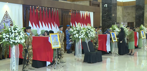 Momen keluarga memegang peti jenazah prajurit Satgas UNIFIL RI yang gugur di Lebanon, Sabtu (4/4/2026). Foto: YouTube/ Sekretariat Presiden