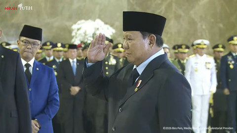 Momen Presiden Prabowo beri hormat pada jenazah prajurit TNI UNIFIL yang gugur di Lebanon, Sabtu (4/4/2026). Foto: YouTube/ Sekretariat Presiden