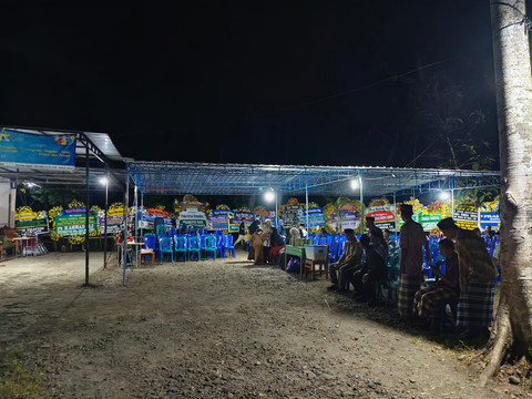 Suasana terkini rumah duka Kopral Dua (Kopda) anumerta Farizal Rhomadhon di Ledok, Kalurahan Sidorejo, Kapanewon Lendah, Kabupaten Kulon Progo, Sabtu (4/4/2026) malam. Foto: Arfiansyah Panji Purnandaru/kumparan