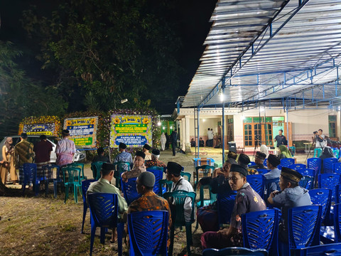 Suasana terkini rumah duka Kopral Dua (Kopda) anumerta Farizal Rhomadhon di Ledok, Kalurahan Sidorejo, Kapanewon Lendah, Kabupaten Kulon Progo, Sabtu (4/4/2026) malam. Foto: Arfiansyah Panji Purnandaru/kumparan