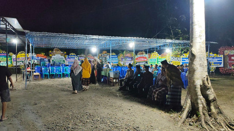 Suasana terkini rumah duka Kopral Dua (Kopda) anumerta Farizal Rhomadhon di Ledok, Kalurahan Sidorejo, Kapanewon Lendah, Kabupaten Kulon Progo, Sabtu (4/4/2026) malam. Foto: Arfiansyah Panji Purnandaru/kumparan